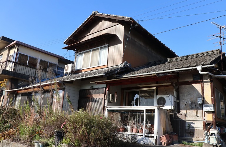 一軒家を掃除 | 福岡県福岡市の遺品整理なら合同会社真心(シンシン)